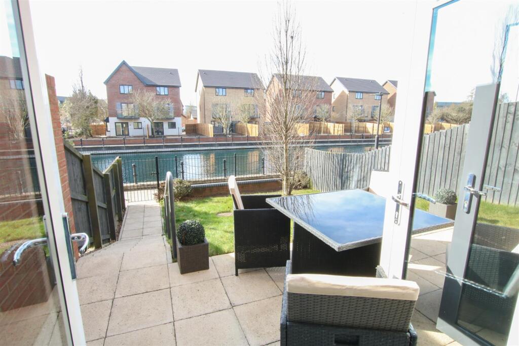 DOUBLE DOORS TO GARDEN