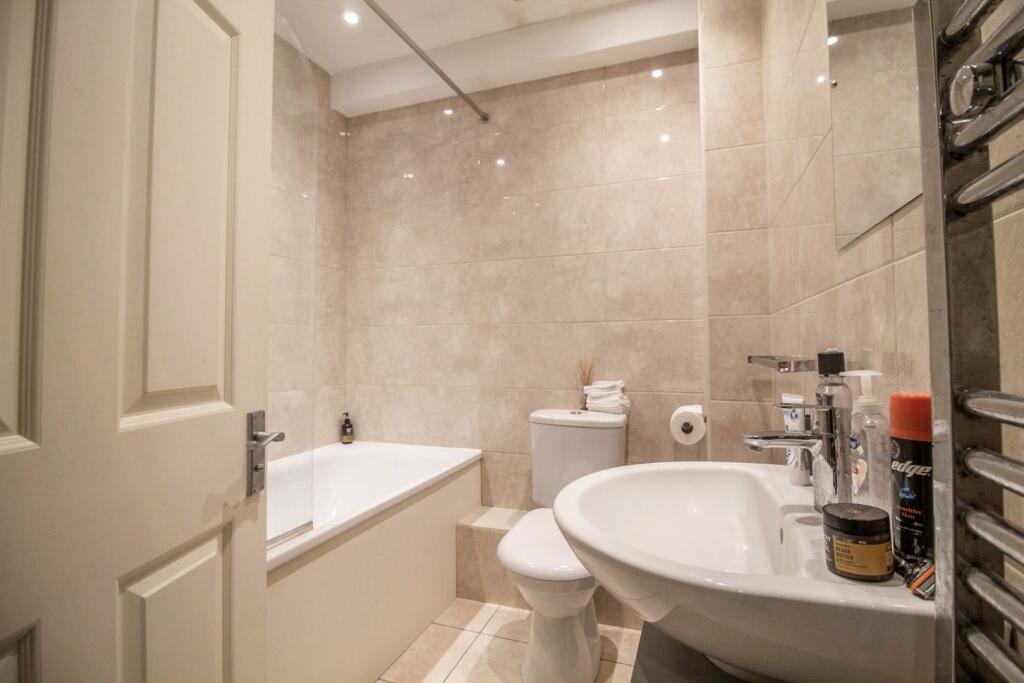 19B Abbeygate Street, BSE [Bathroom].jpg
