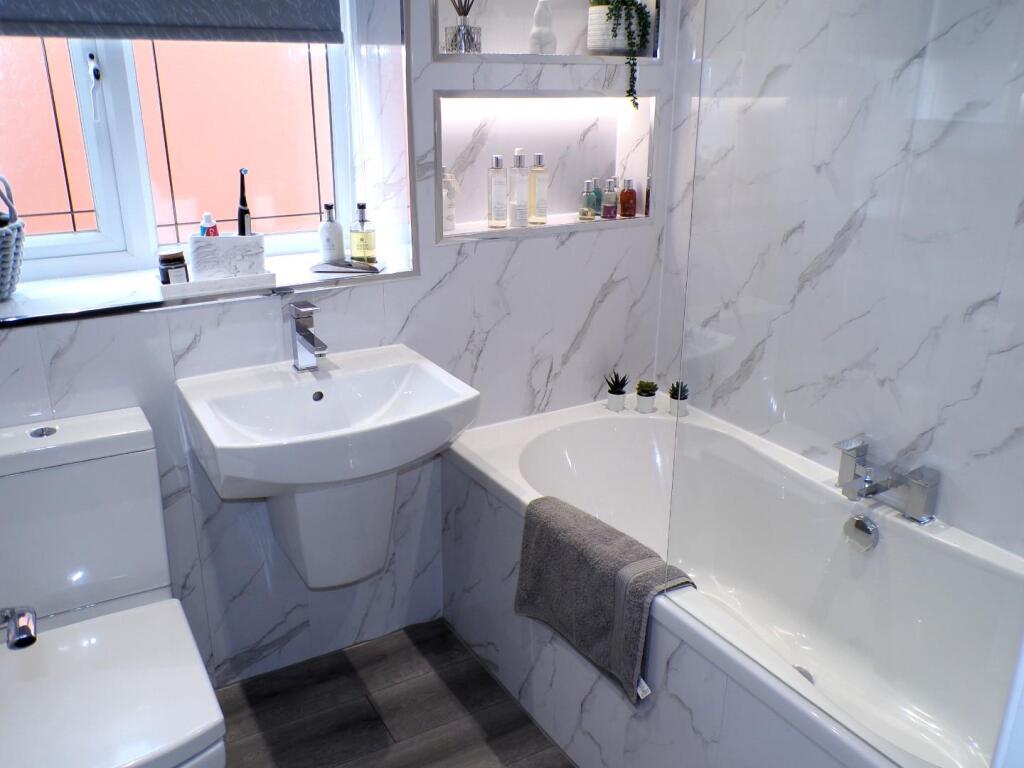 RavenoakDv67bath.JPG