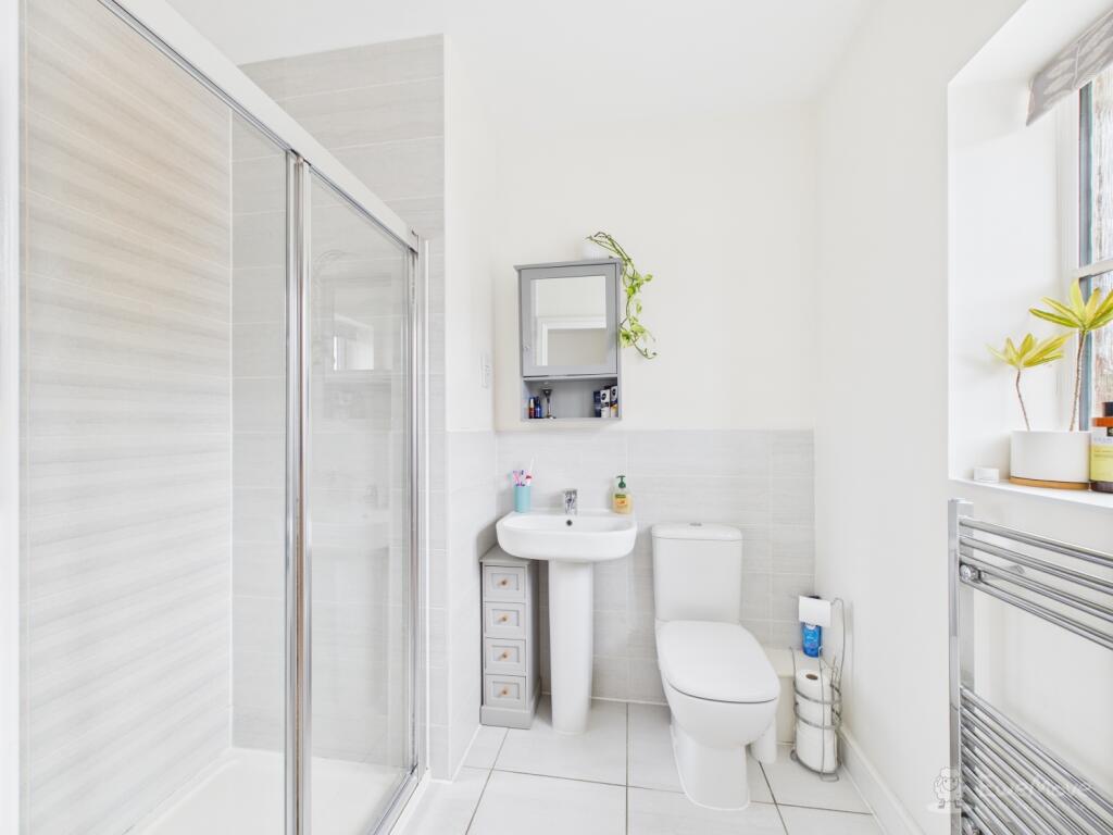 Ensuite- Mark Stephens EweMove Newmarket and Soham