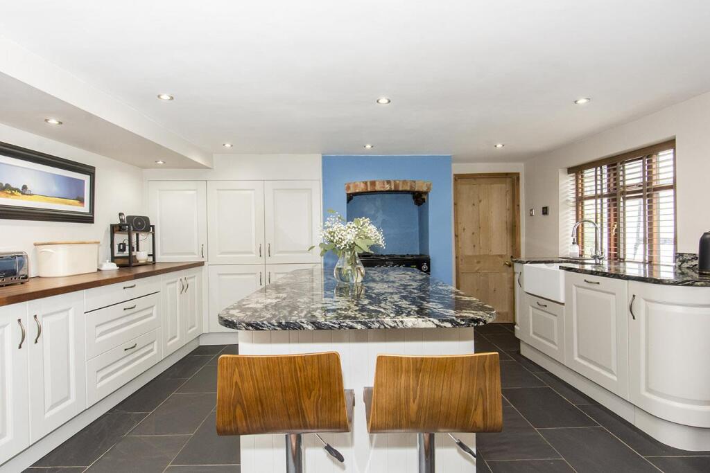 Kitchen (Photo two)