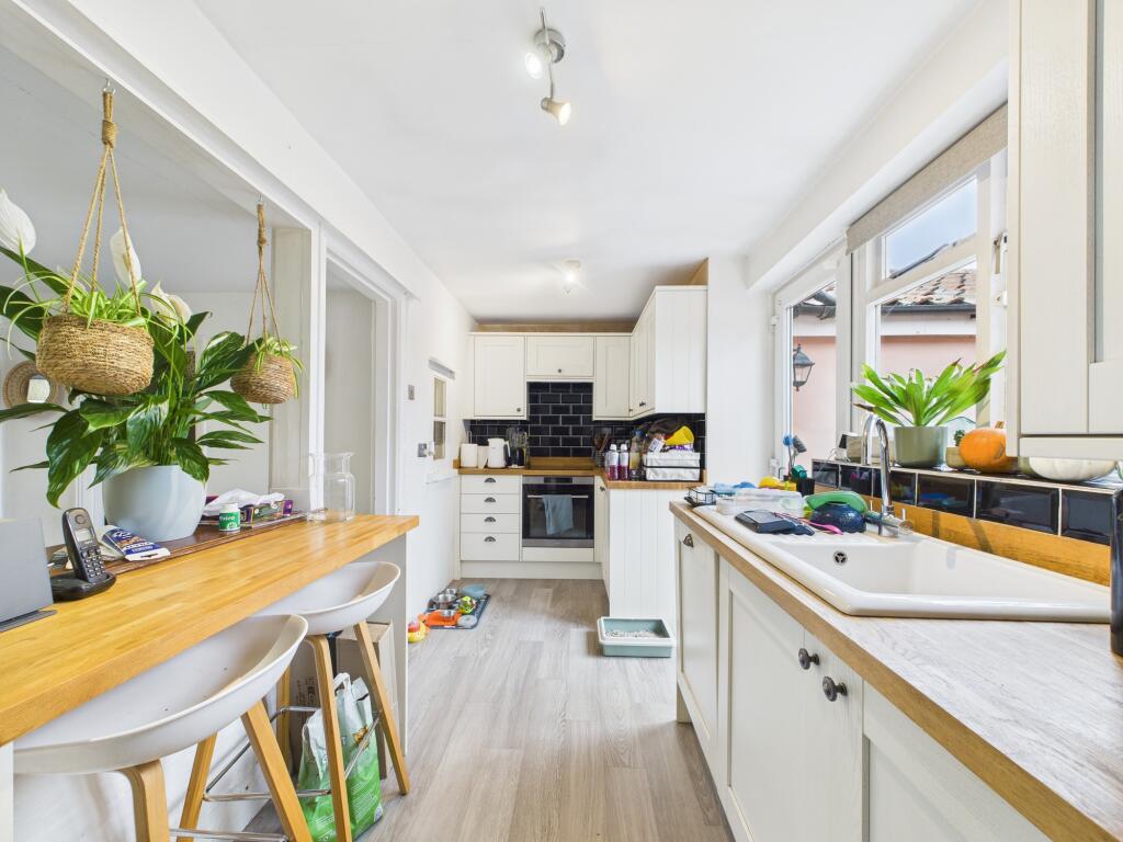 Kitchen 2.jpg