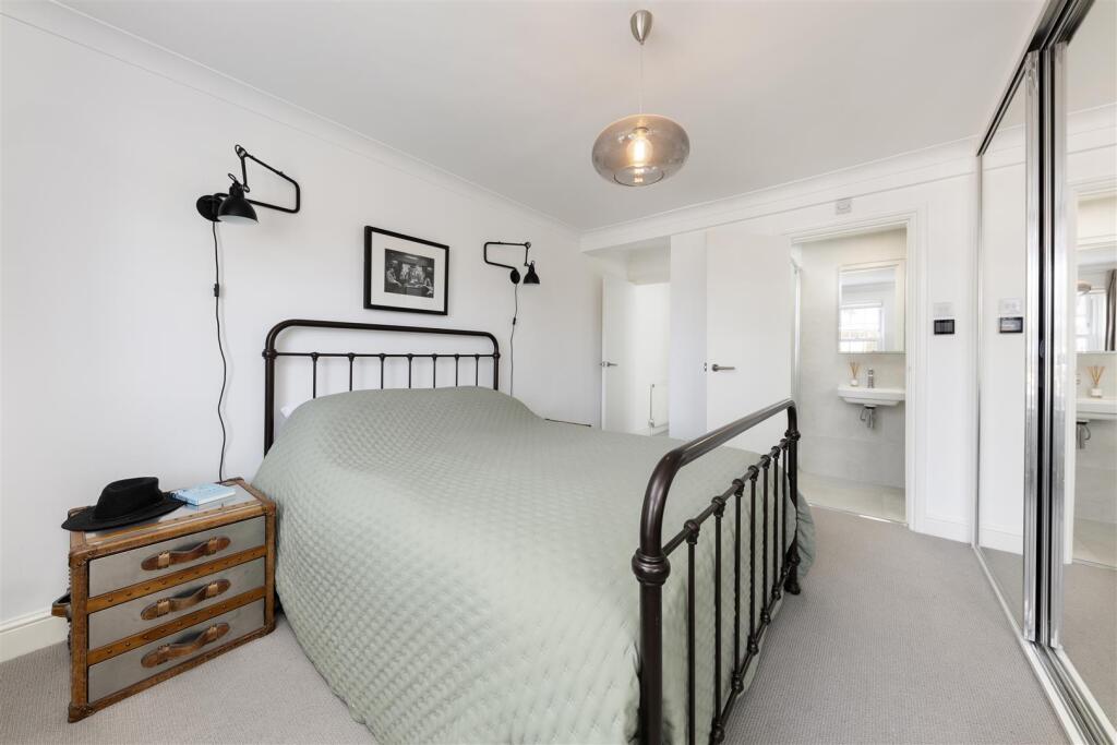 Thaxted Place 8- bed (4).jpg