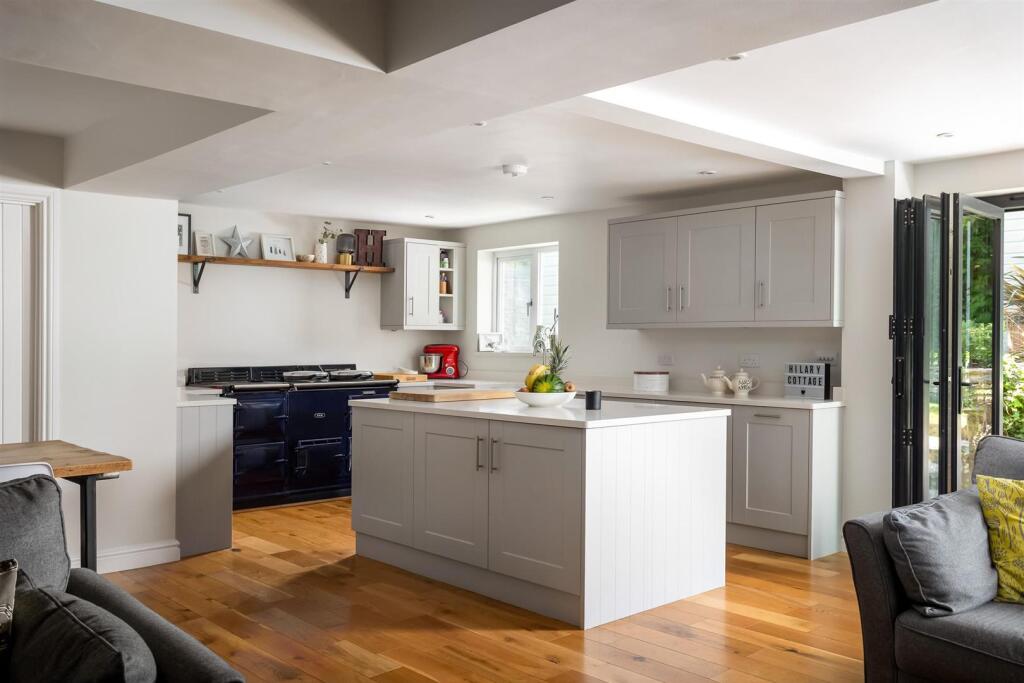 28 - Hilary Cottage - GL7 4HT - Web.jpg