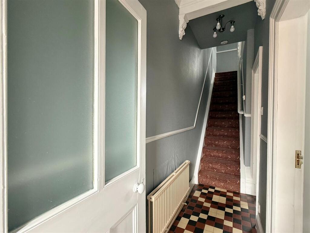 Photo 4 - Hallway.jpg