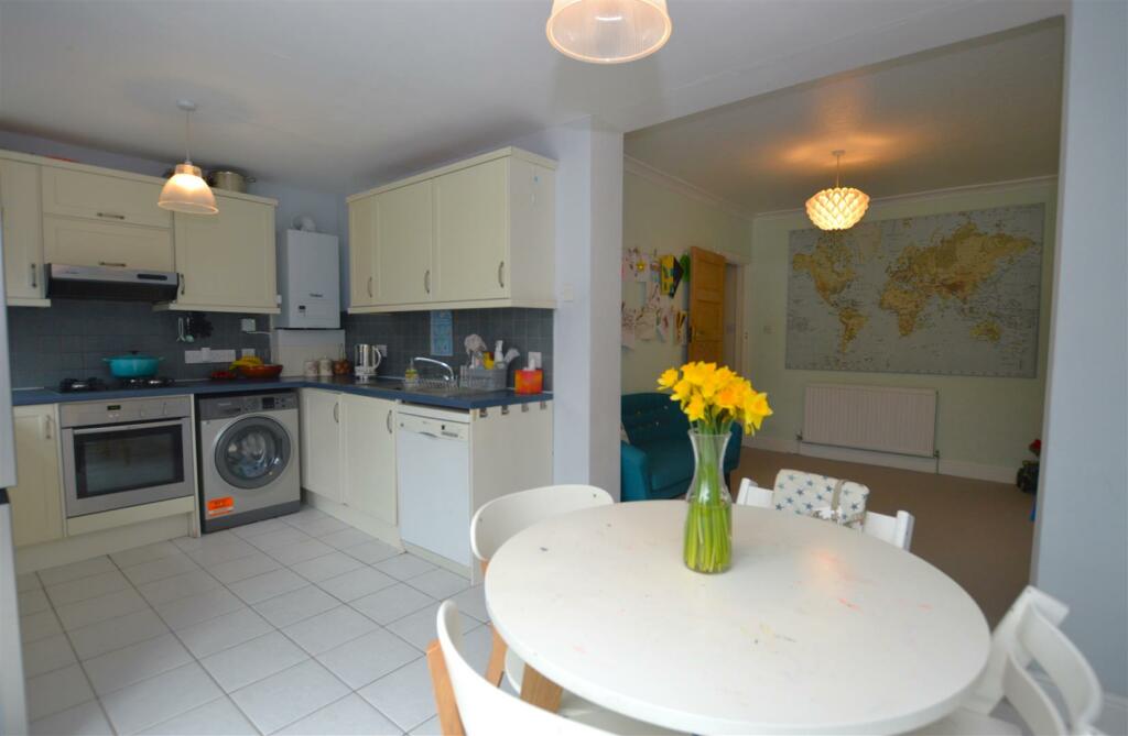 78 Wills Crescent diner kitchen.JPG