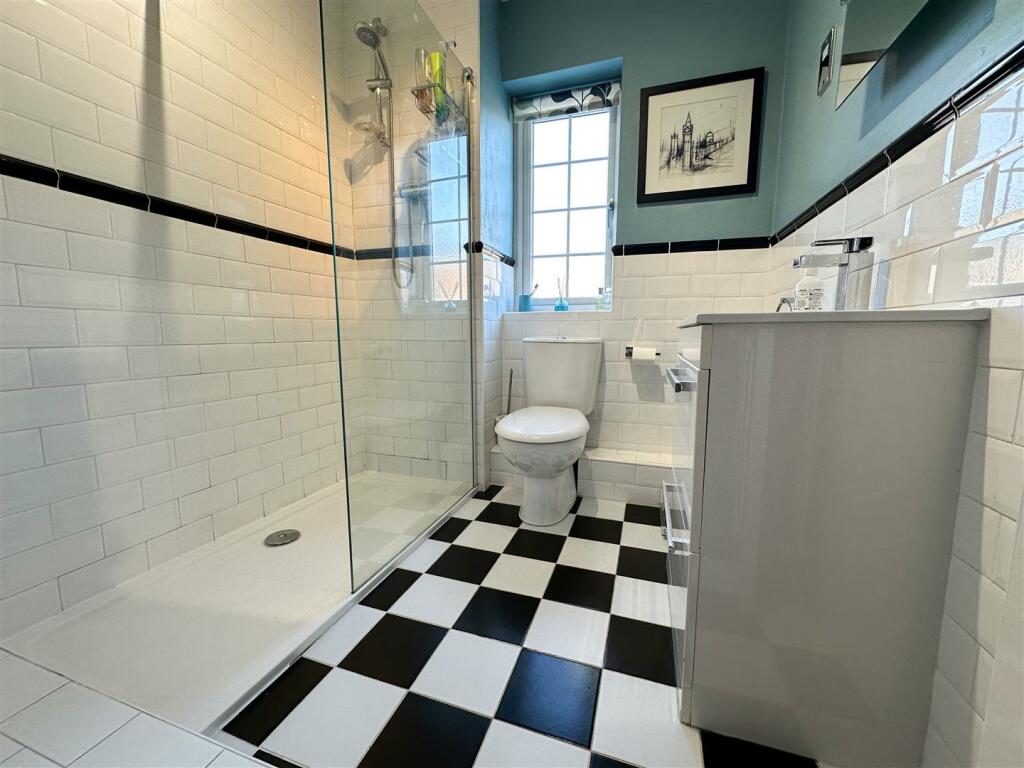 ENSUITE SHOWER ROOM