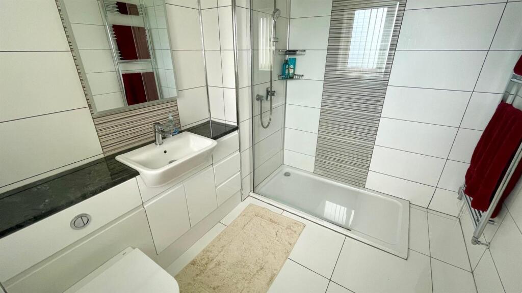TILED 3 PIECE EN-SUITE SHOWER ROOM