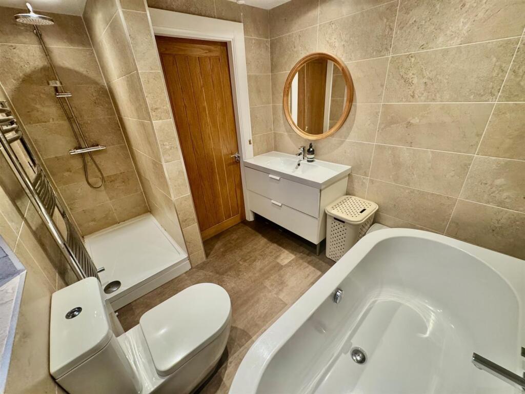 Bathroom 2.jpg