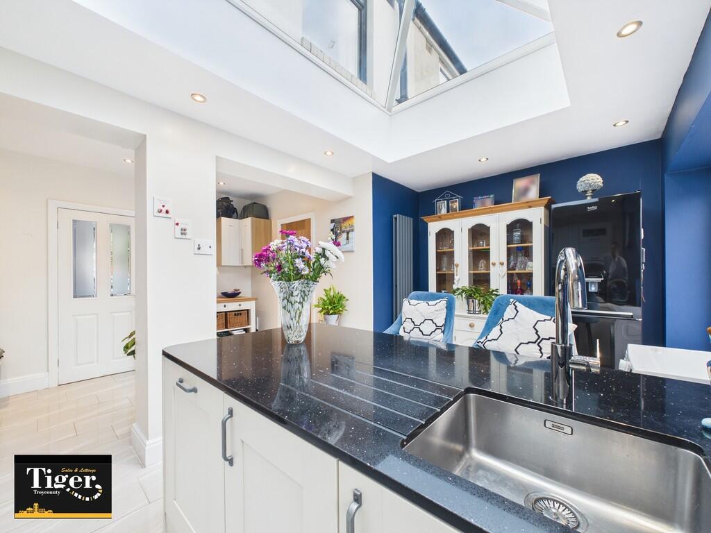 CAM02176G0-PR0553...