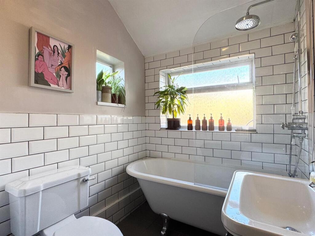 Bathroom (1).jpg
