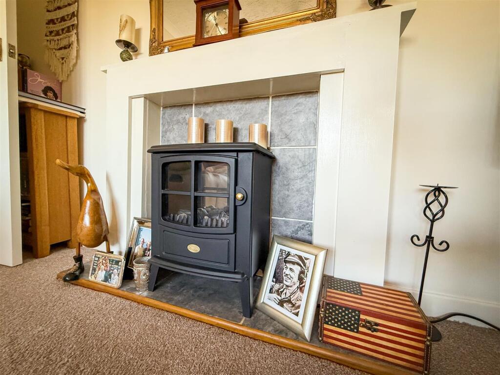 ALTERNATE VIEW OF LOUNGE