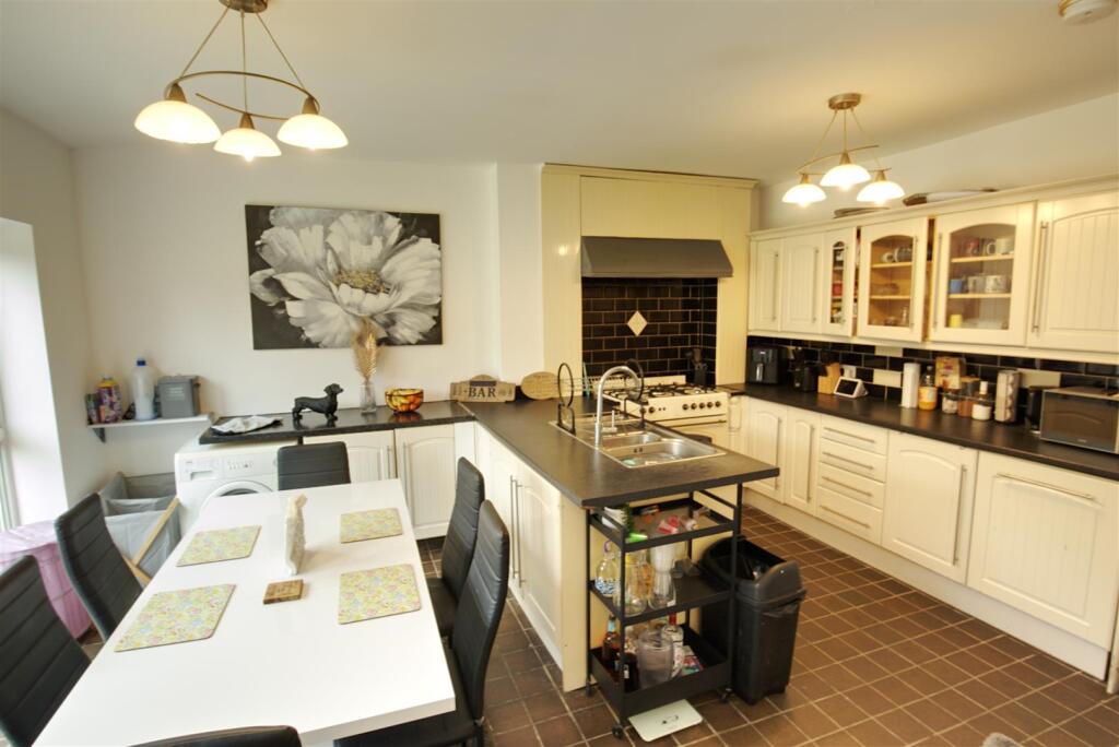 Kitchen 2.jpeg
