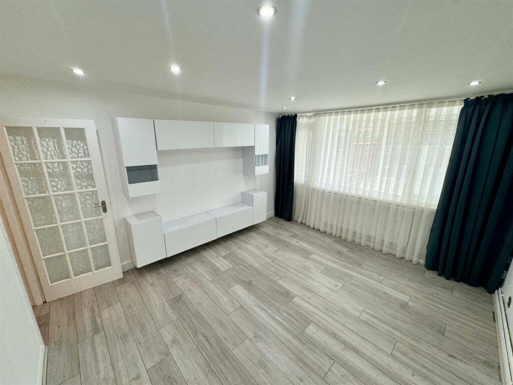 Lounge1.jpg