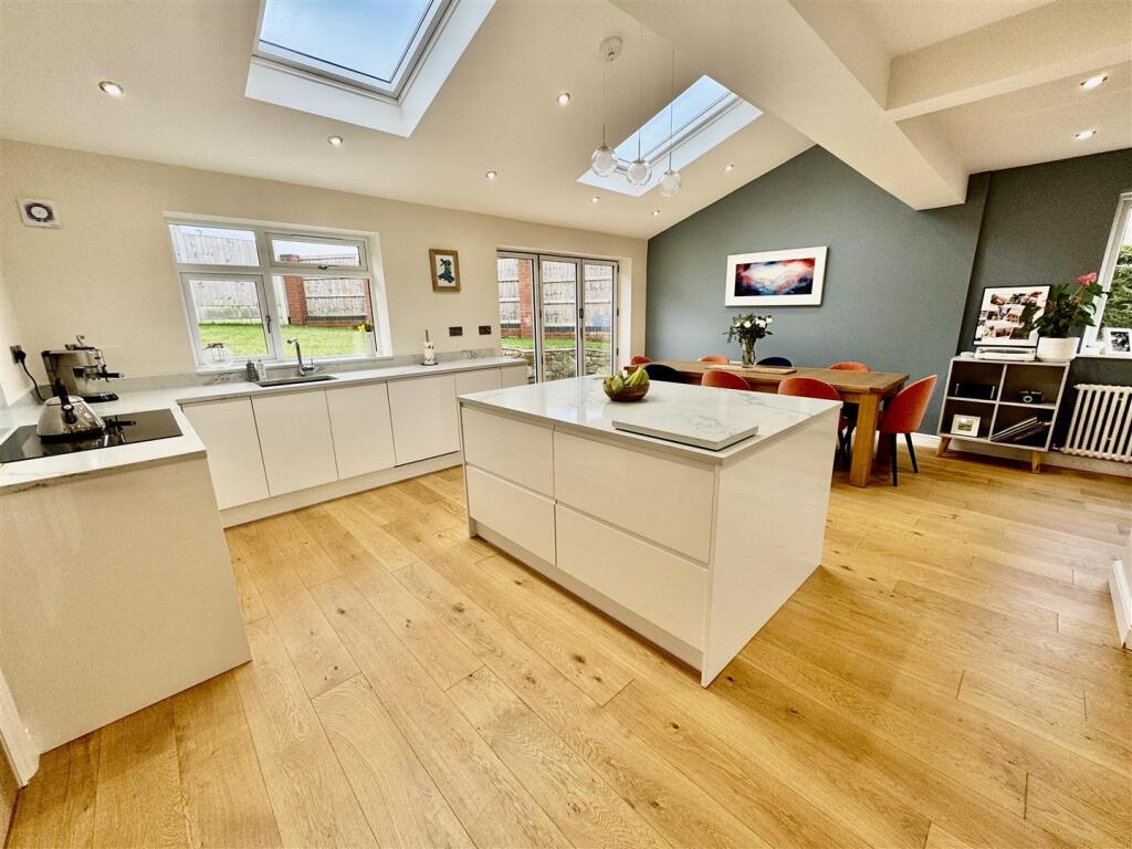 Kitchen/ Dining Room
