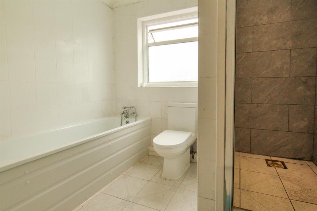 Bathroom 1.jpg