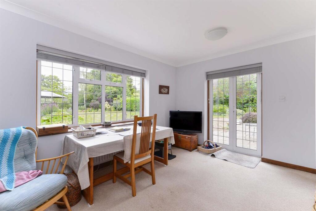 10 Woodway, Guildford (17)-1920.jpg