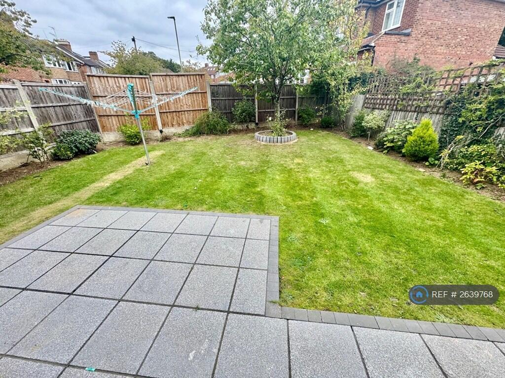 Garden + Patio (Garden Furniture Provided)