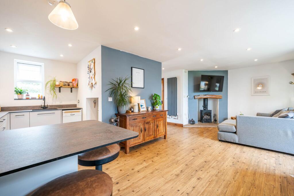 OPEN PLAN LIVING AREA