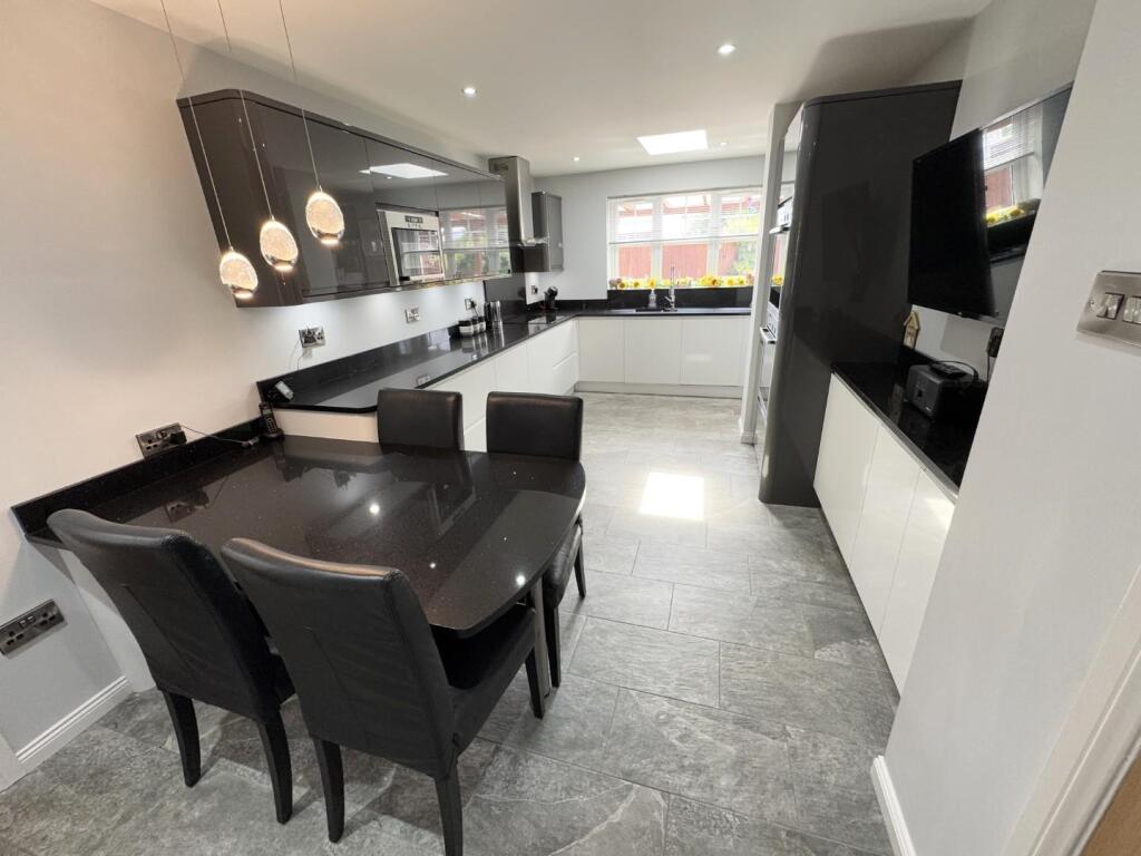 KITCHEN/BREAKFAST ROOM