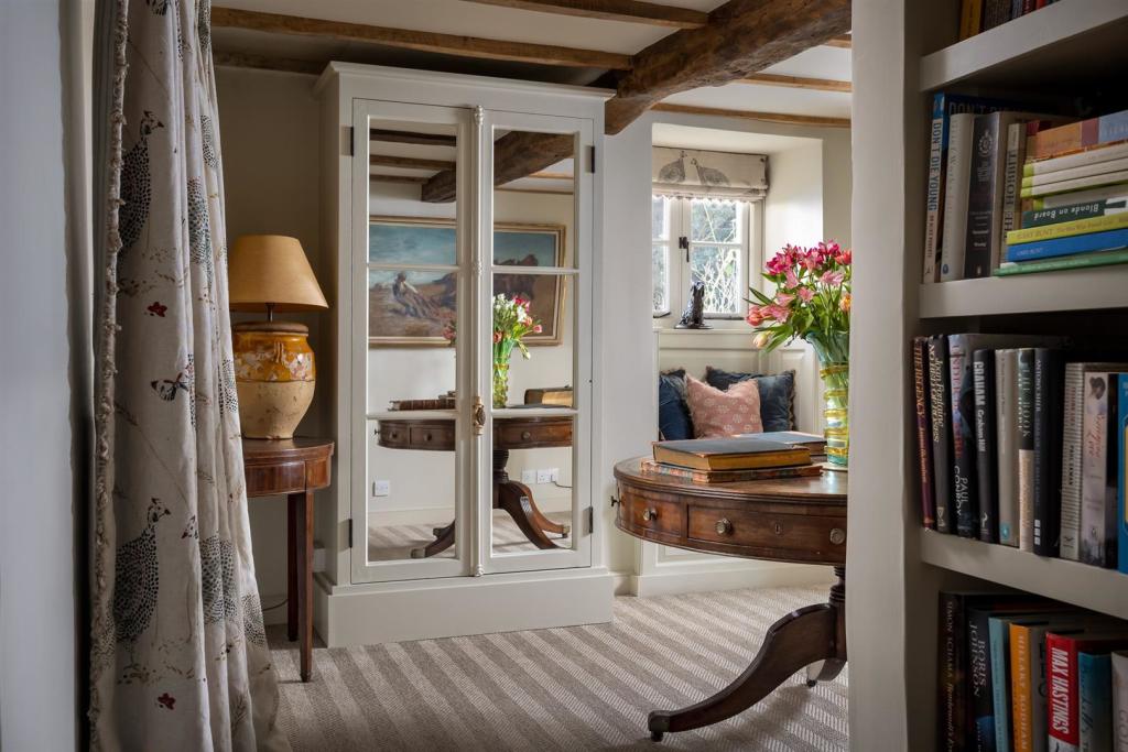 2 - Ditch Lane Cottage - GL7 5ER - Web.jpg