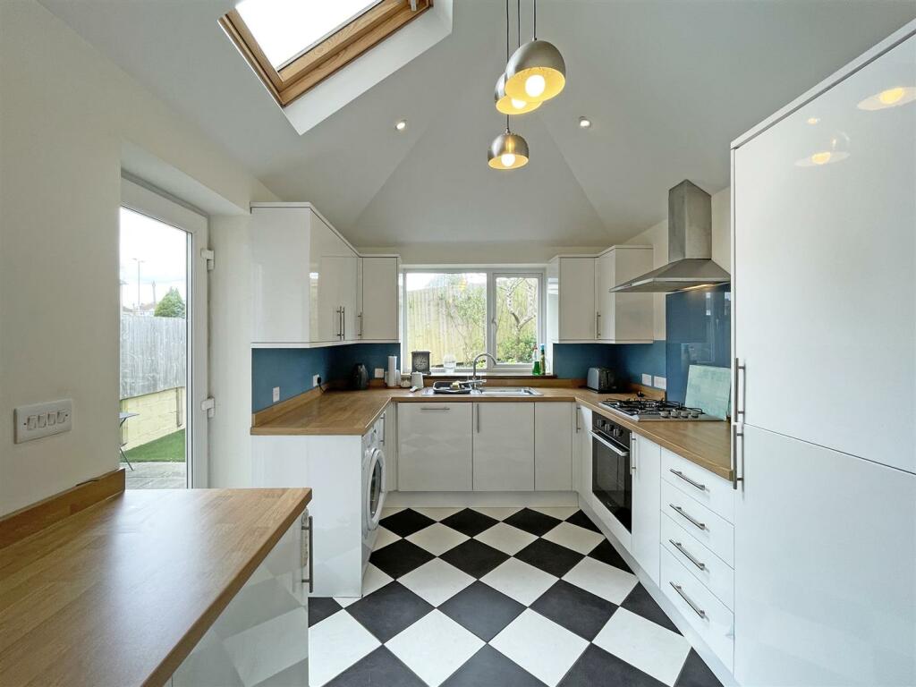 St Martins Avenue 13 - Kitchen 1.jpg