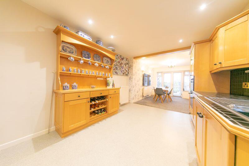 Kitchen &amp; dining room