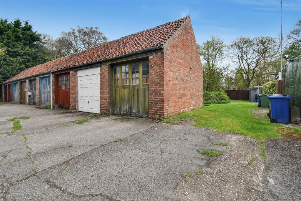 GARAGE &amp; PARKING