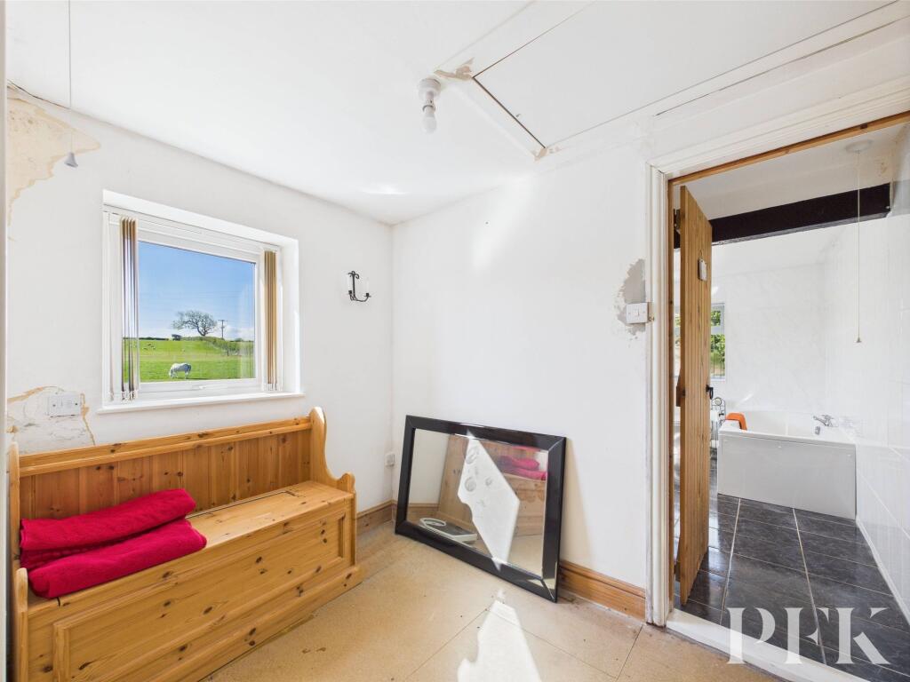 FIRST FLOOR LANDING