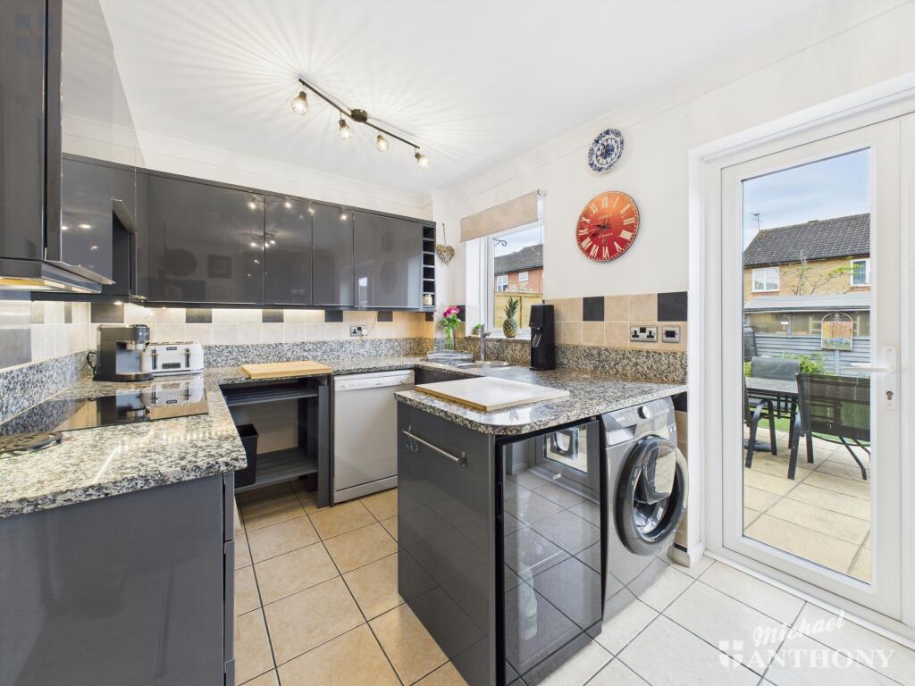 CAM03852G0-PR0254-STILL003