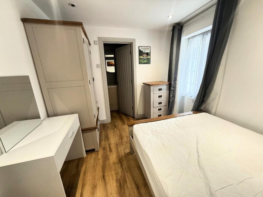flat 2 v bedroom .JPG
