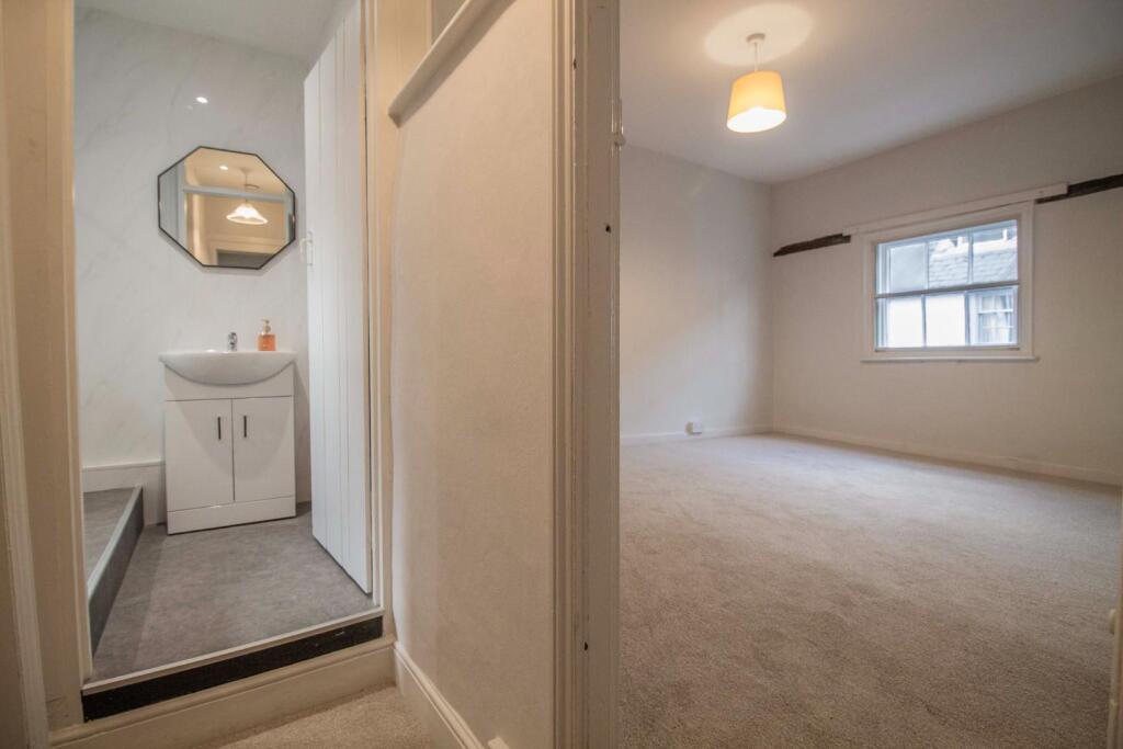 Cobbler's Cottage, Sparhawk Street [Landing] 01 V2