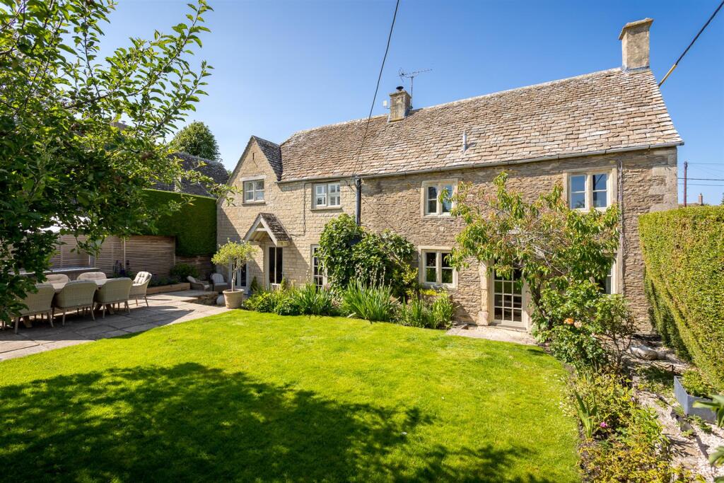 33 - Church Cottage - GL7 5HX - Web.jpg
