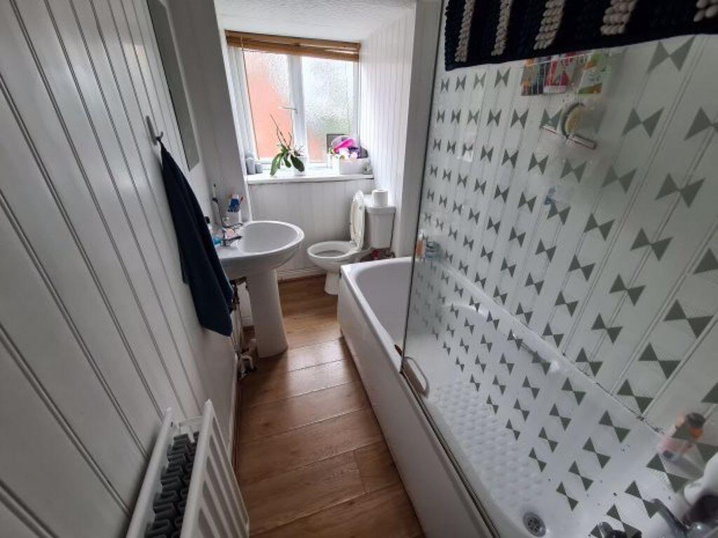 Bright, well-kept bathroom with a bathtub and p...
