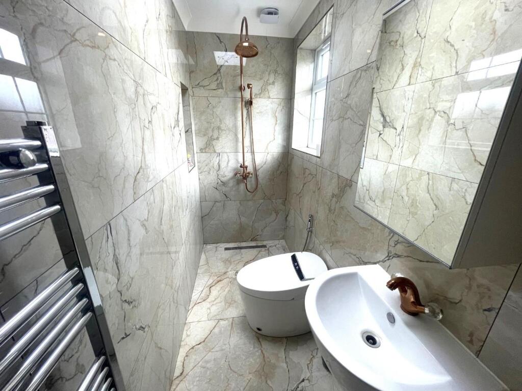 SHOWER ROOM 3.jpg