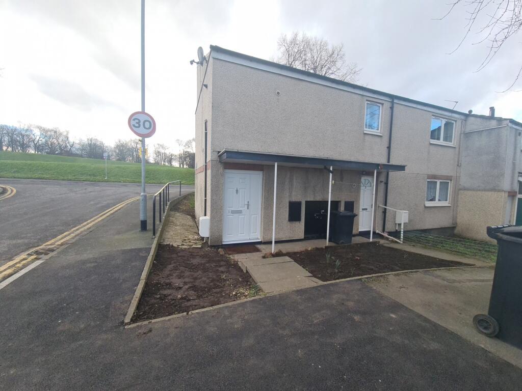End-terrace house with a neat front yard and sp...