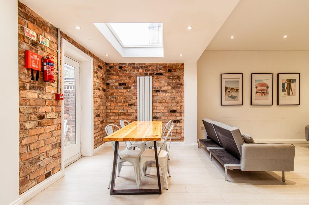 Bright, contemporary open-plan living and dinin...