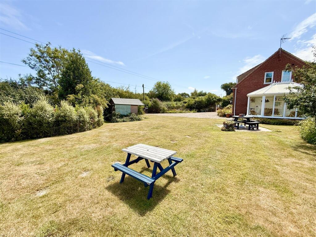 garden serving the holiday accommodation