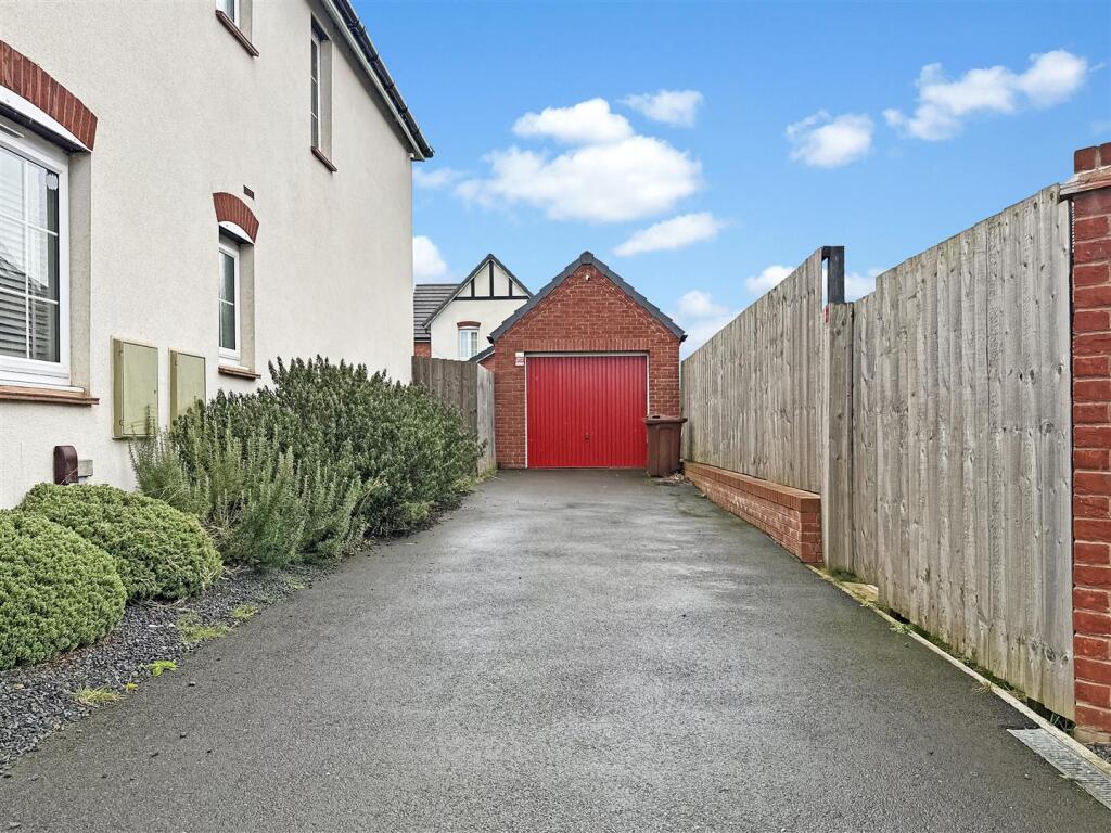 Detached Garage &amp; Multi-Car Driveway 780