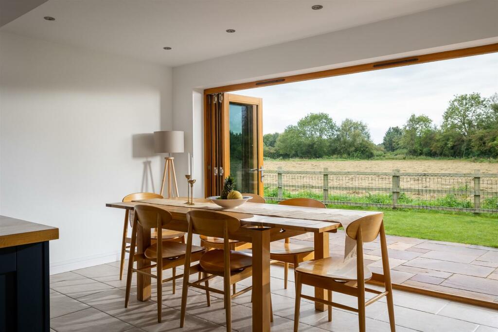 24 - The Orchard - GL7 6DU - Web.jpg