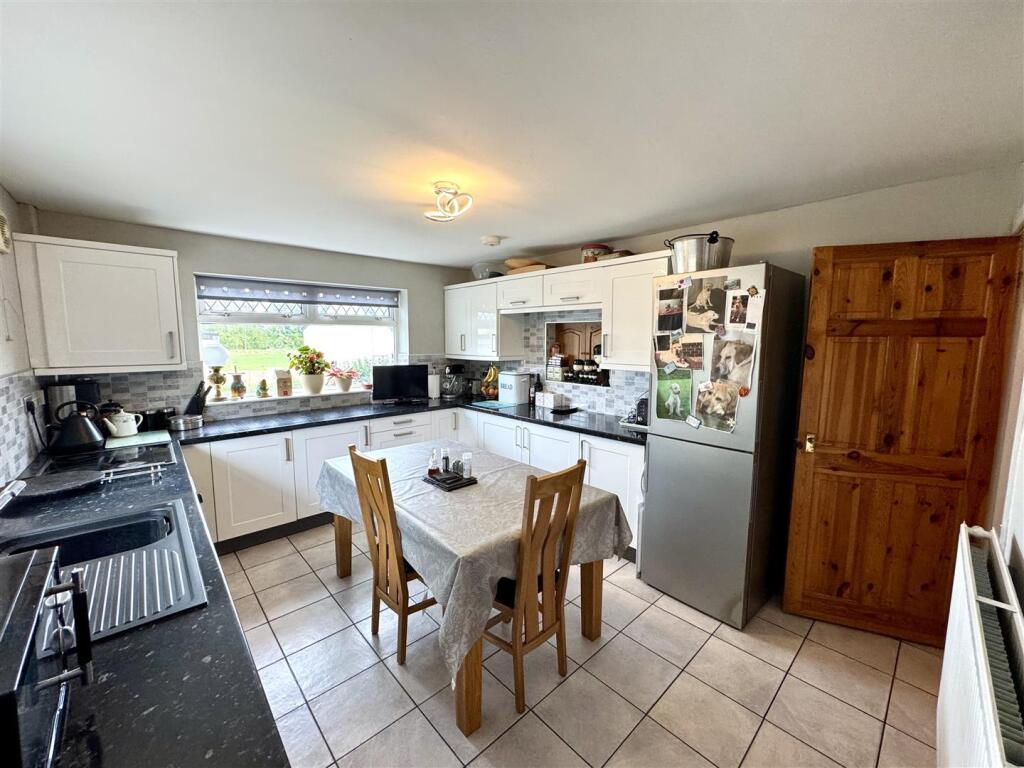 KITCHEN/BREAKFAST ROOM