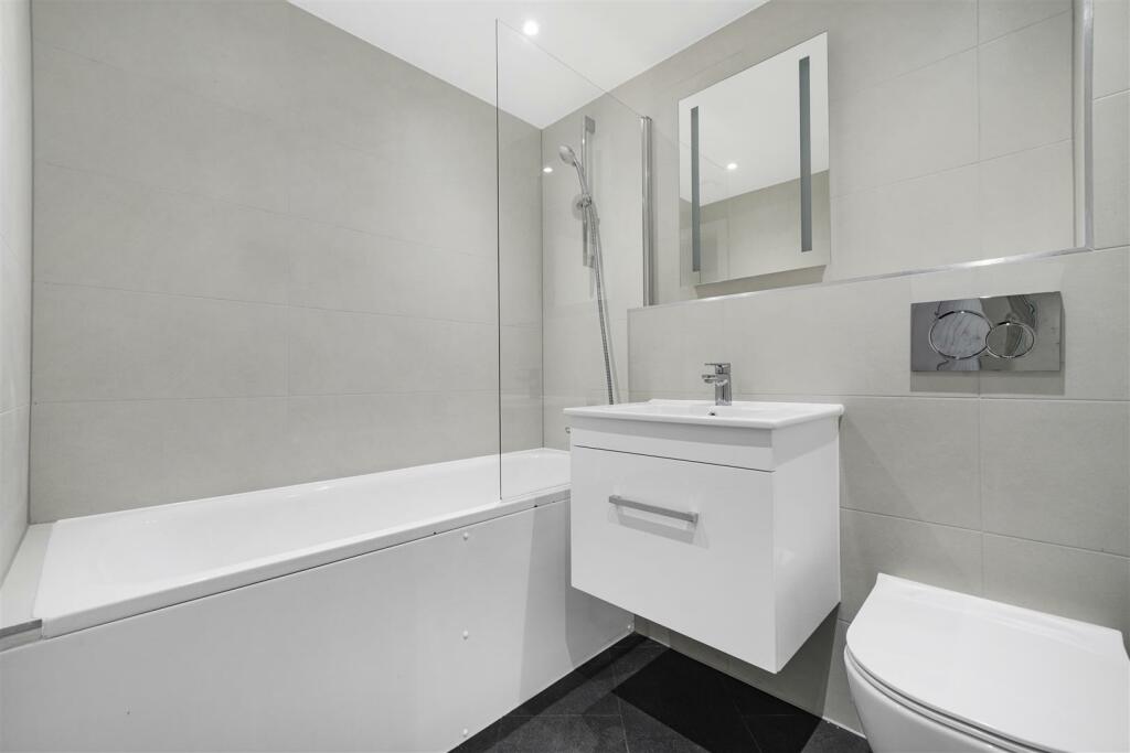 Flat 1 - 17 Sudbury Hill Close - 7aIJoRhNVix274UpV