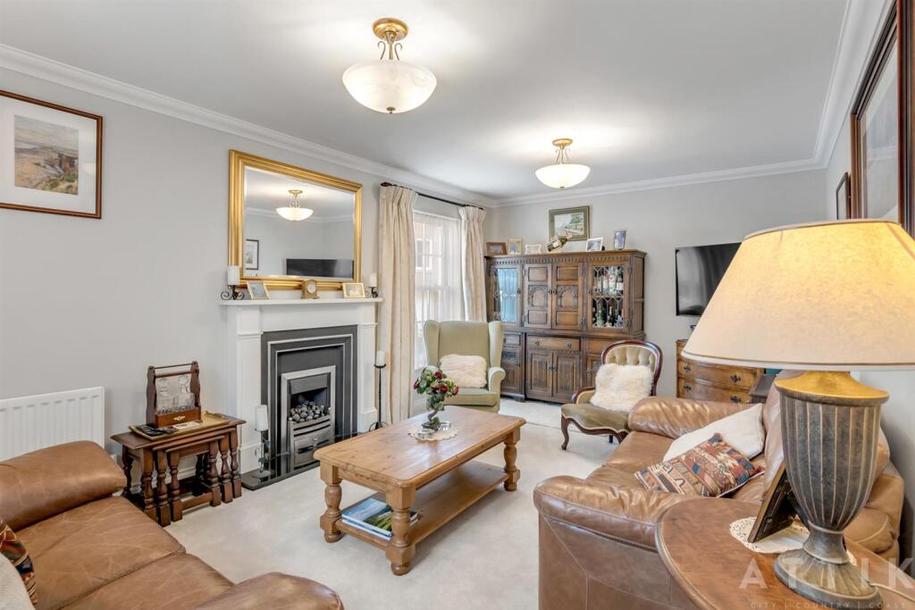 8 Blyth Mews, Halesworth, IP19 8FB (42).jpg