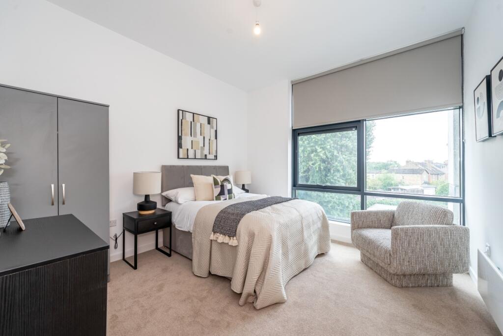 25_30_TheCauseway...