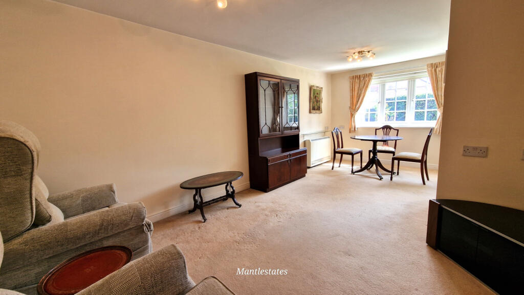 LOUNGE / DINING AREA