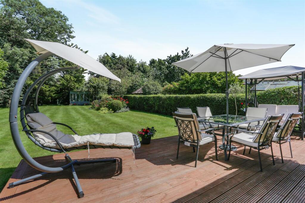 630631790 - 195 Woodcote Road, SM6 28.jpg