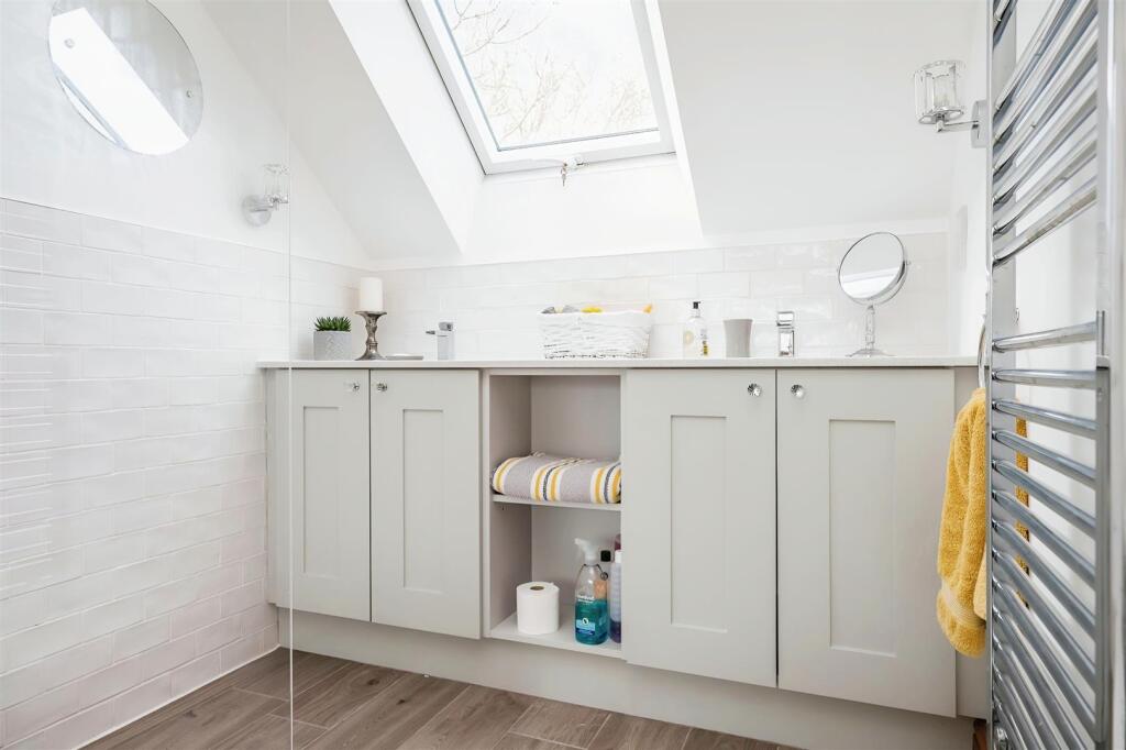 3fa5e29b-A 20BEDROOM 202 20EN 20SUITE 20B 2074.jpg