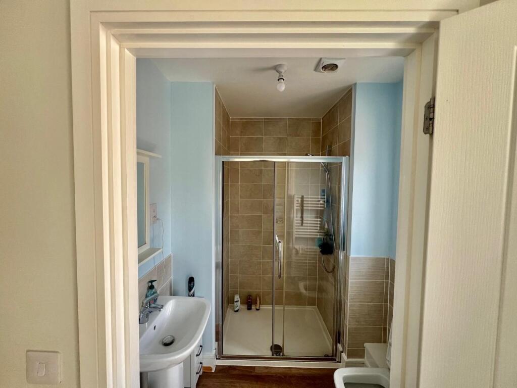 63 Lister Road - Bedroom one ensuite.jpg