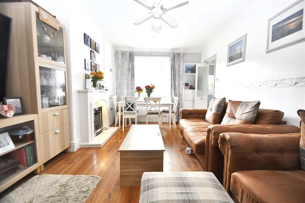 LOUNGE/DINING ROOM