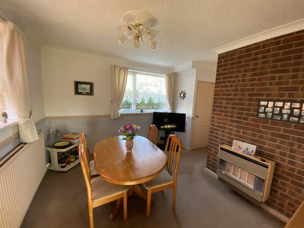 Dining room:
